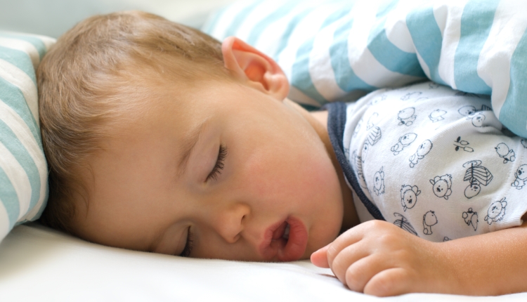 Ребенок храпит во сне: причины детского храпа и рекомендации родителям
